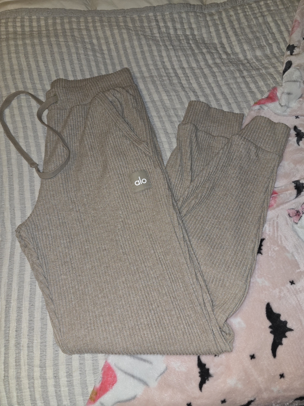 Alo Ribbed Knit Jogger Pants in Taupe Size Medium